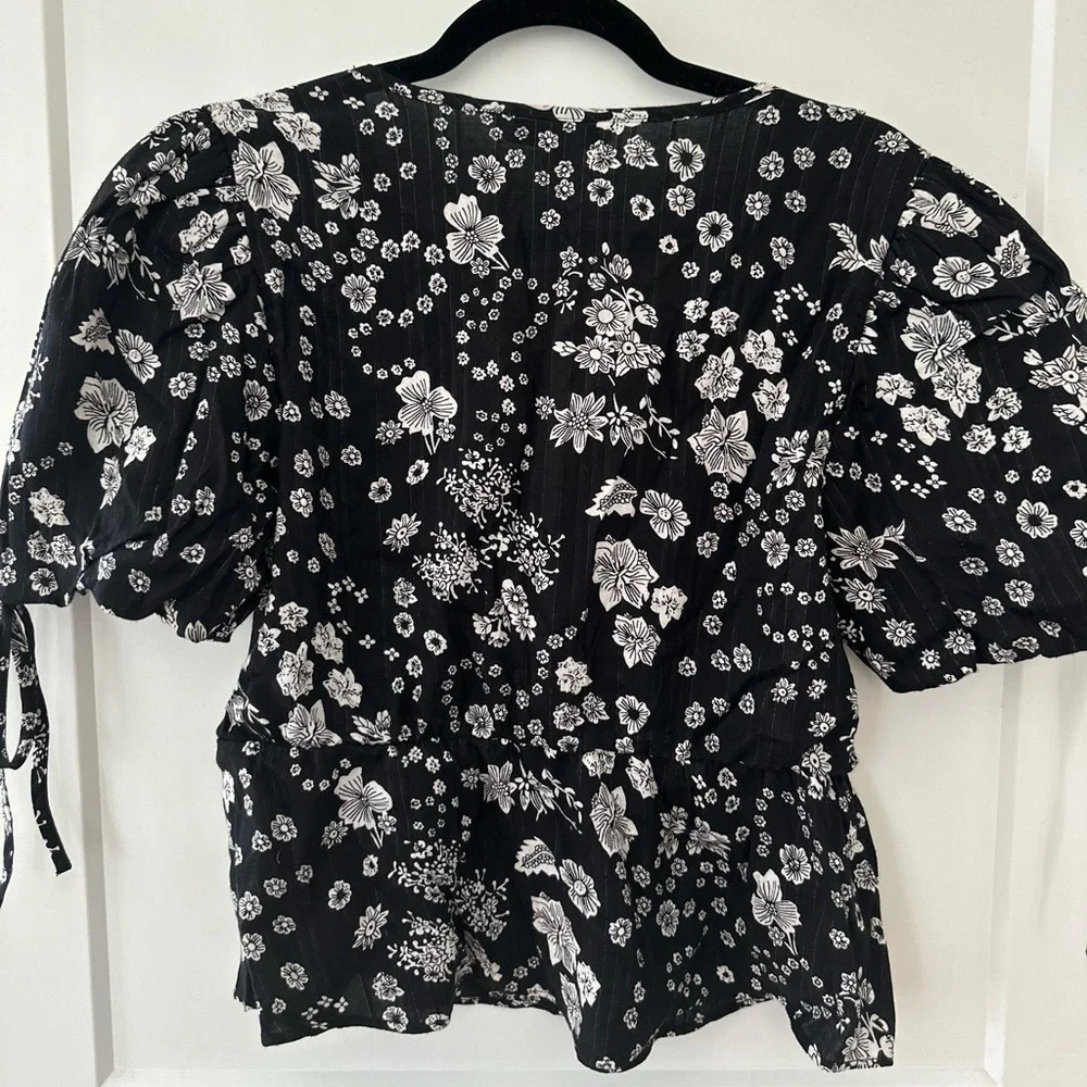 Walter Baker floral black and white blouse with cute tie sleeves - Picture 6 of 6